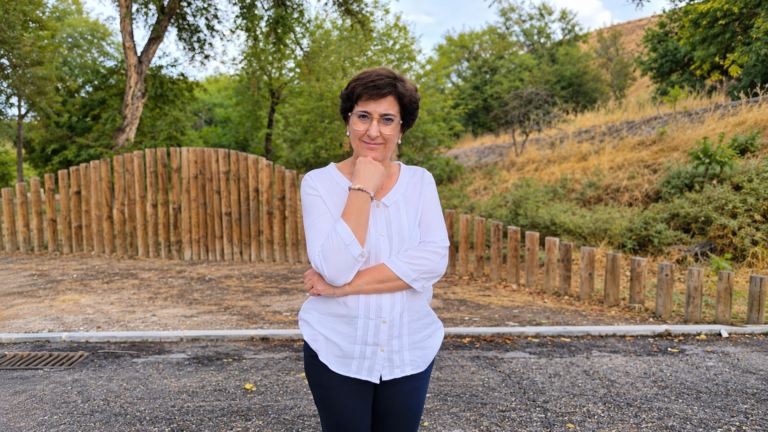 Araceli Junto delante de una valla de madera